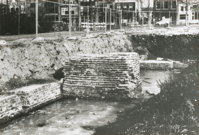 863449 Afbeelding van enkele fundamenten van het in 1838 gesloopte bastion Morgenster bij de Nieuwekade in Wijk C te ...